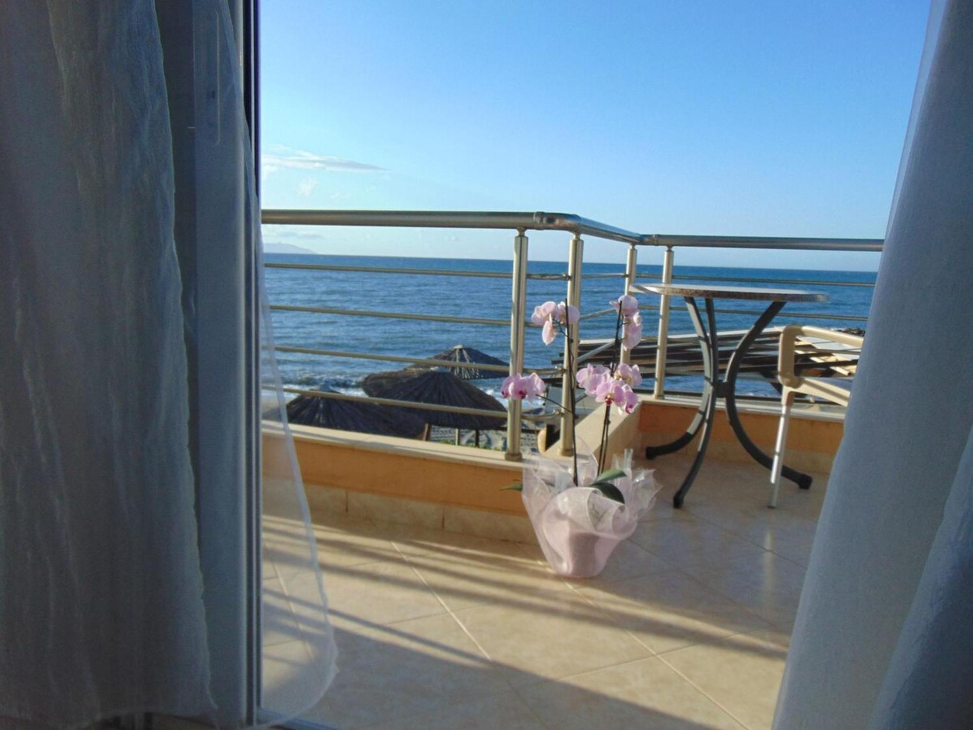 Comfy Beachfront Litinas Casa With Seaview La Canea Exterior foto